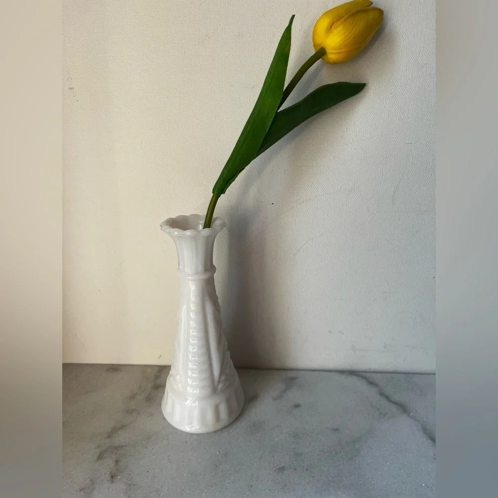 Milk Glass Tapered Bud Vase, Anchor Hocking Stars & Bars Pattern 5.9”..